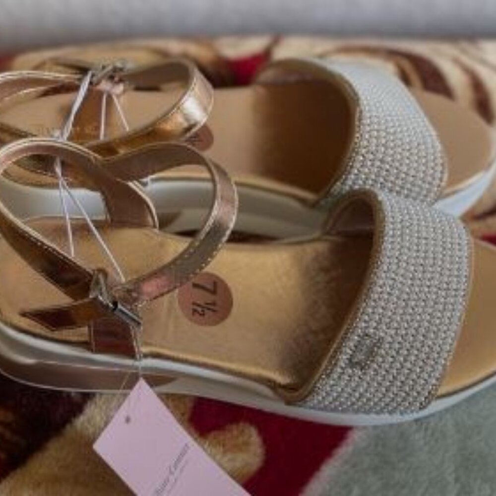 NWT Women's Juicy Couture Impress Gold Rose Pearl Platform Size 7.5